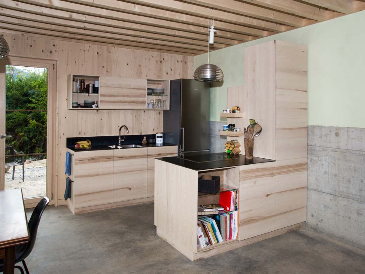 Küche in Esche mit Braunkern